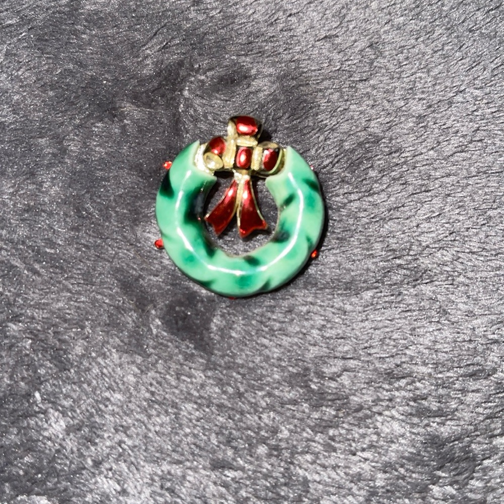 Beatrix Christmas pin (wreath and bow)